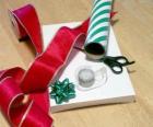 Χριστουγεννιάτικα δώρα με διακοσμητική κορδέλα και ψαλίδι